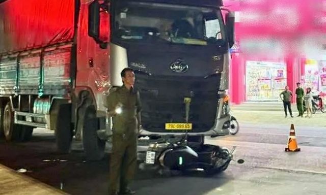 Xe máy va chạm với xe tải, bé 2 tuổi tử vong thương tâm 