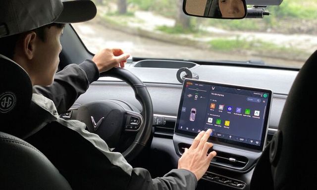 Chọn VinFast VF 6 làm xe đầu đời, chủ xe chia sẻ: Dùng gia đình yên tâm, làm dịch vụ cũng hời