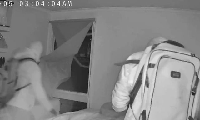 Clip: Hai kẻ lạ mặt đột nhập phòng ngủ, dùng dao đe dọa người phụ nữ