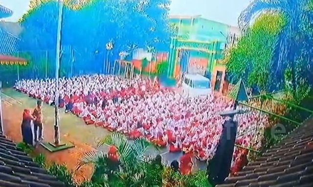 Clip: Ô tô đâm đổ cổng sắt, lao vào sân trường, tông trúng nhiều học sinh đang chào cờ