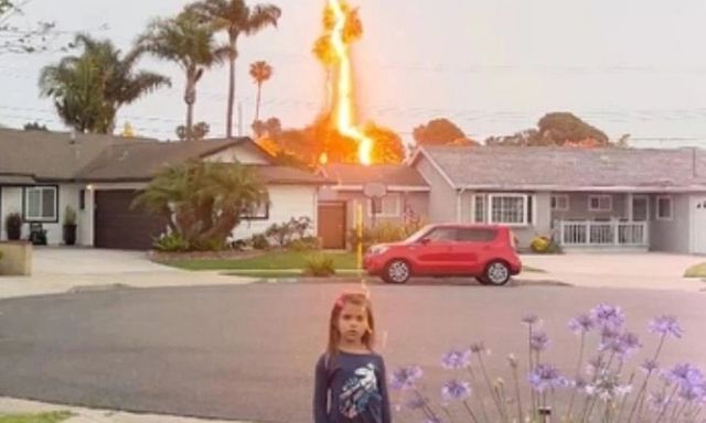 Clip: Sét bất ngờ giáng xuống, bé gái 6 tuổi thoát nạn trong gang tấc