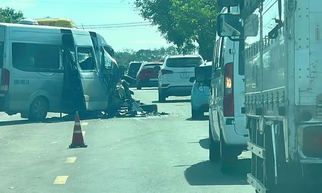 Camera ghi lại cảnh xe khách tông xe đầu kéo đang dừng trên quốc lộ 14, 2 người bị thương