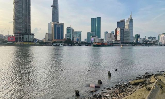 TP.HCM: Đang câu cá, người dân bàng hoàng phát hiện thi thể nam giới trôi trên sông Sài Gòn