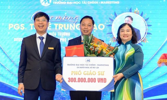 Một trường đại học “thưởng nóng
