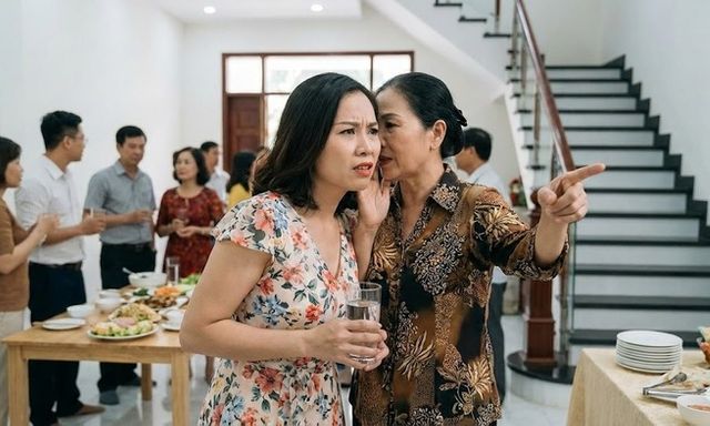 Tiệc tân gia đang vui vẻ, người họ hàng ghé tai nói một câu khiến tôi vừa giận tím mặt vừa lo sốt vó
