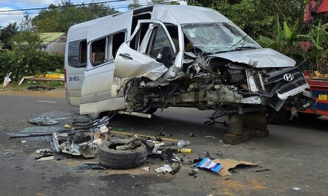 Tin tức tai nạn giao thông mới nhất ngày 14/12: Ô tô khách tông xe đầu kéo đang dừng bên quốc lộ