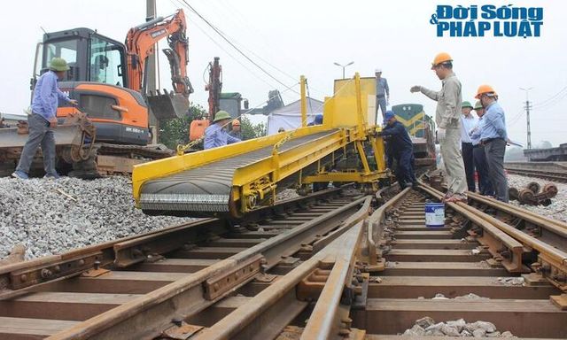 Đường sắt chế tạo thành công máy băng tải đá khắc phục hậu quả mưa lũ