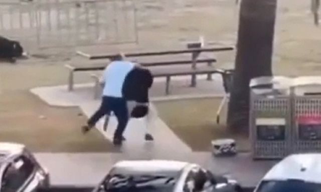 Người đàn ông dũng cảm lao đến tước vũ khí của nghi phạm xả súng trên bãi biển ở Australia