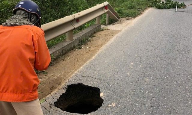 Xuất hiện hố sụt lún trên tuyến quốc lộ huyết mạch của Huế 