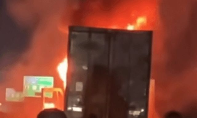 Clip: Xe đầu kéo bất ngờ bốc cháy dữ dội trên cao tốc Diễn Châu - Bãi Vọt, lửa bắn khắp mặt đường