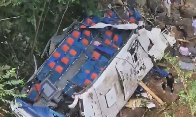 Clip hiện trường xe buýt chở học sinh rơi xuống vực, nhiều người thiệt mạng