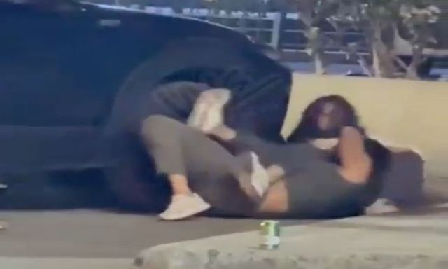 Clip: Hai người phụ nữ đánh nhau trên phố, bất ngờ với thứ thấy tại hiện trường