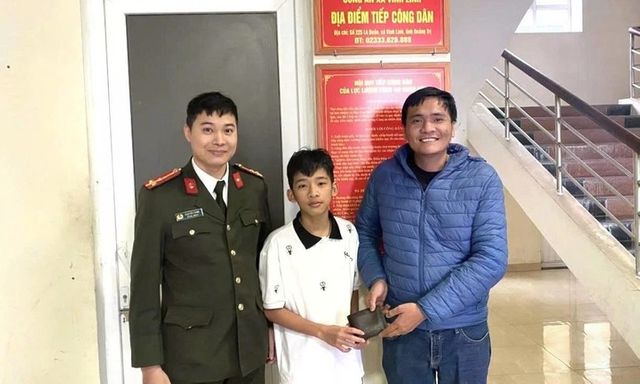 Nam sinh lớp 9 nhặt được gần 23 triệu đồng, lập tức giao nộp công an 