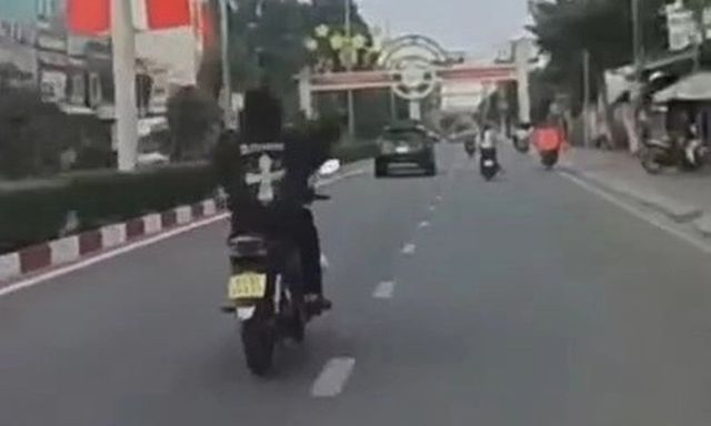Nam sinh bị phạt 12 triệu đồng, tịch thu xe vì buông 2 tay lái xe trên đường