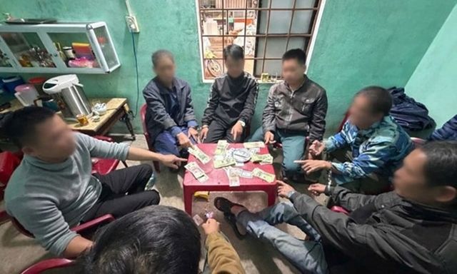 Tin pháp luật nổi bật 24h qua: Bắt quả tang 7 người đàn ông 