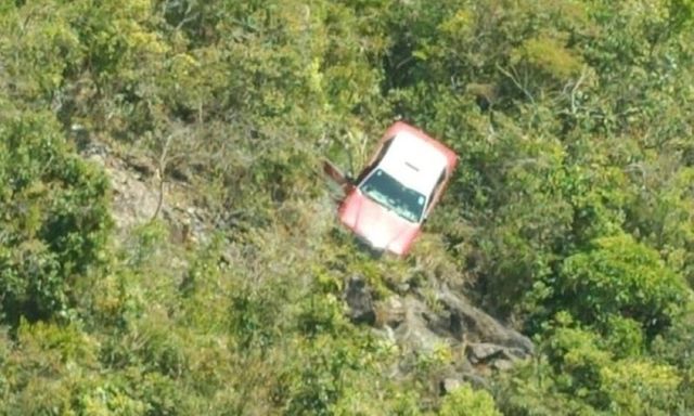 Clip: Tài xế taxi bất ngờ đạp nhầm chân ga, khiến ô tô lao thẳng xuống vực