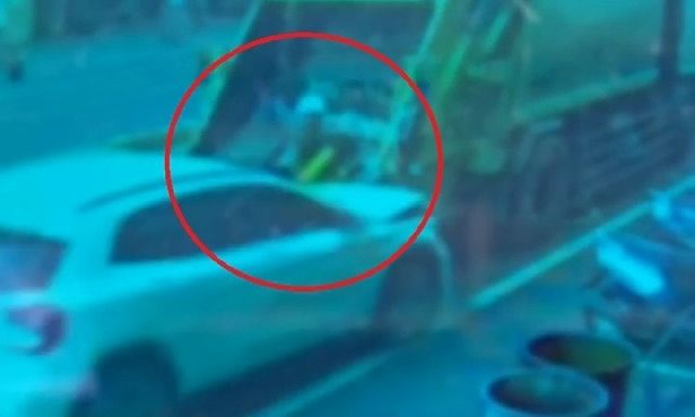 Khoảnh khắc xe Mercedes đâm tử vong nữ công nhân vệ sinh, trạng thái của tài xế gây phẫn nộ