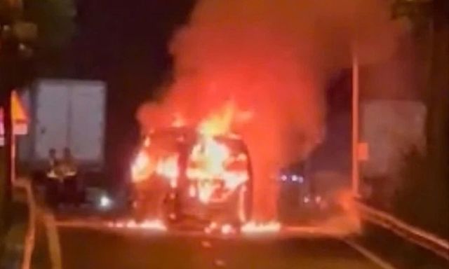 Camera ghi lại khoảnh khắc xe cứu thương tông vào đuôi xe tải rồi bốc cháy, 3 người tử vong