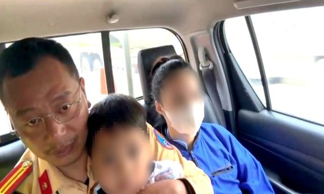 CSGT Đà Nẵng dùng xe đặc chủng chở học sinh bị rắn cắn đi cấp cứu