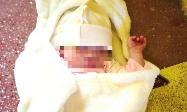 Bé gái sơ sinh bị bỏ rơi trong khuôn viên chùa ở TP.HCM