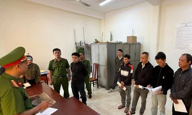 Mâu thuẫn với hàng xóm, bố mẹ và con trai cùng bị khởi tố