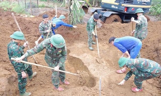 Phát hiện 4 hài cốt liệt sĩ cùng nhiều dị vật trong vườn nhà dân ở Quảng Trị