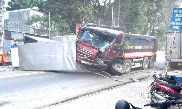 Tin tức tai nạn giao thông mới nhất ngày 21/12: Xe máy va chạm ô tô ở Mũi Né, 1 người tử vong