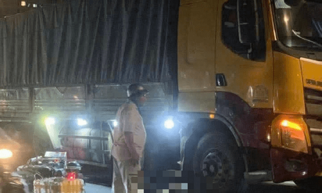 Hiện trường vụ tai nạn nghiêm trọng khiến 2 thiếu niên bị cuốn vào gầm xe tải, tử vong thương tâm ở TP.HCM 