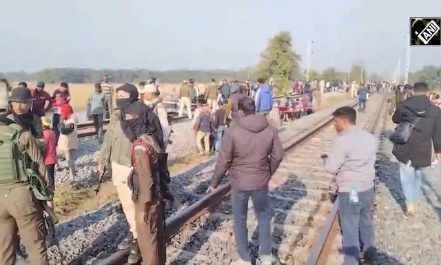 Hiện trường vụ tai nạn tàu chở 600 khách ở Ấn Độ lao vào đàn voi khoảng 100 con