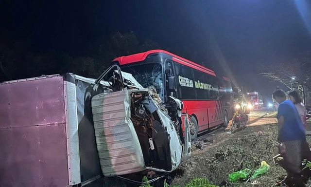 Hiện trường vụ xe tải lật nghiêng, bẹp dúm sau va chạm với ô tô khách