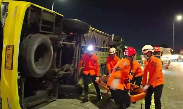 Hiện trường xe khách lao vào giải phân cách, 15 người thiệt mạng thương tâm