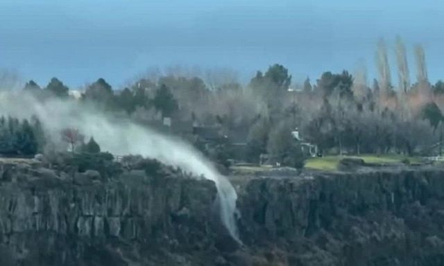 Clip: Cận cảnh thác nước “chảy ngược” lên trời giữa gió mạnh khiến nhiều người kinh ngạc