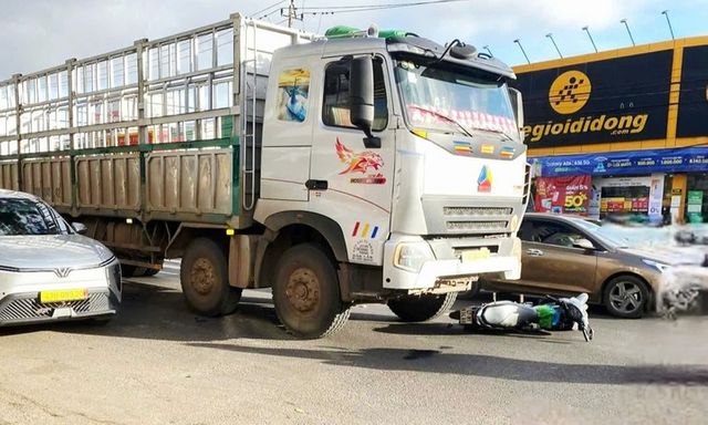 Tin tức tai nạn giao thông mới nhất ngày 23/12: Ô tô tải va chạm xe máy, một phụ nữ tử vong