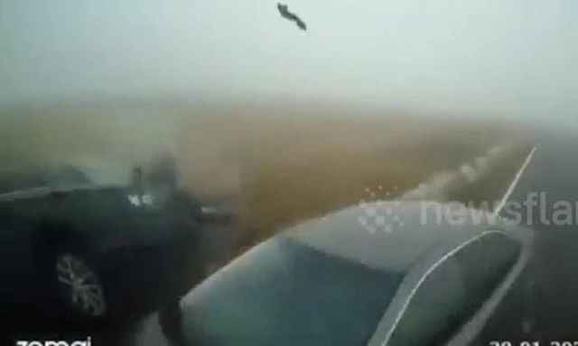 Clip: Vượt ẩu trong sương mù dày đặc, ô tô con tông trực diện xe tải