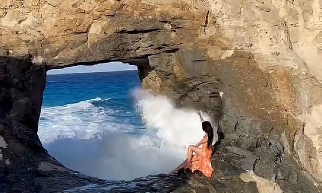 Clip: Nữ du khách bị sóng lớn đánh văng khỏi mỏm đá khi đang tạo dáng