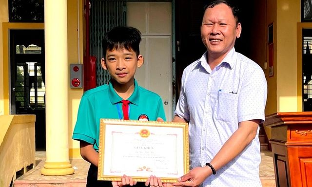 Tin tức giáo dục 24h: Tặng giấy khen nam sinh lớp 9 trả lại ví tiền gần 23 triệu đồng