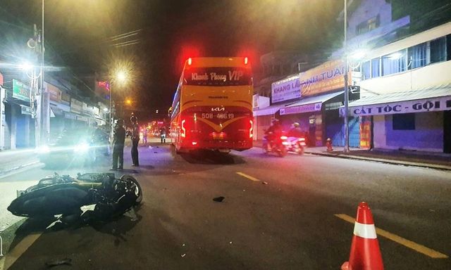 Tin tức tai nạn giao thông mới nhất ngày 24/12: Xe tải lật nghiêng sau va chạm với ôtô con trên QL 8