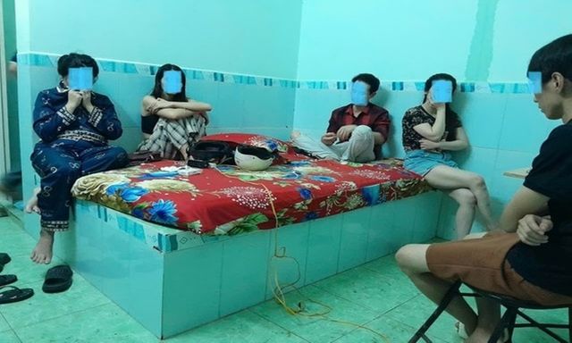 Bắt quả tang 3 cô gái cùng 2 nam thanh niên 