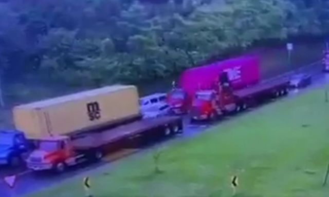 Clip: Xe tải mất kiểm soát tông trúng ô tô con, cặp vợ chồng tử vong tại chỗ