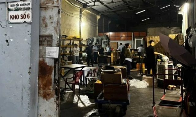 Phát hiện kho phụ tùng xe điện không rõ nguồn gốc, nguy cơ cháy nổ ở TP.HCM