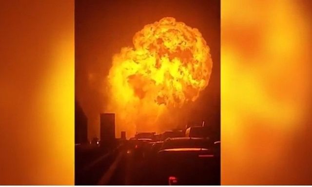 Kinh hãi khoảnh khắc cầu lửa bùng lên sau khi 2 xe tải đâm nhau trên cao tốc