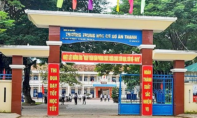 Vụ học sinh đang học bị gọi ra quét rác giữa trời nắng: Tình tiết mới nhất