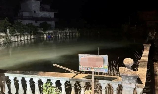 Xe chở học sinh mầm non rơi xuống ao, 8 người tử vong thương tâm