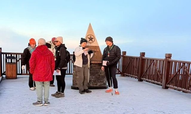 Xuất hiện băng giá dày nhất từ đầu đông trên Fansipan