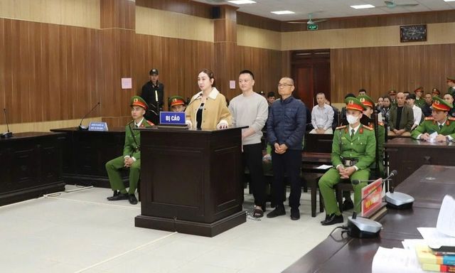 Hình ảnh vợ chồng trùm giang hồ Vi 