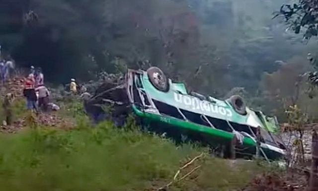 Xe buýt bất ngờ lao xuống vực sâu, 8 người tử vong thương tâm