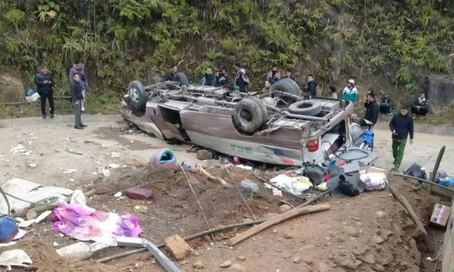 Lật xe khách ở Lào Cai, ít nhất 7 người tử vong 