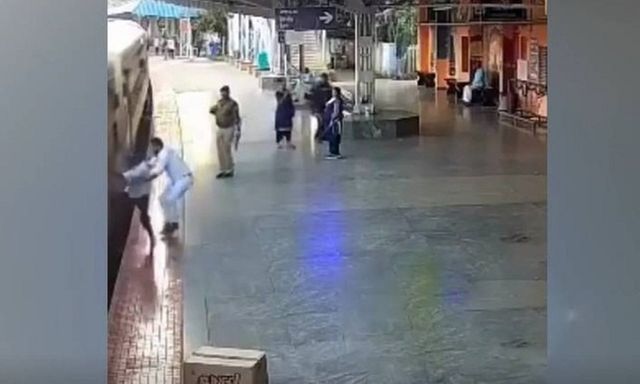 Nhân viên nhà ga phản ứng 