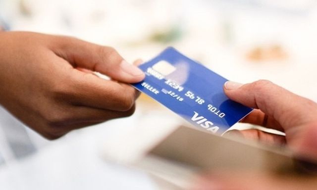 Có nên nhờ người thân mở tài khoản ngân hàng