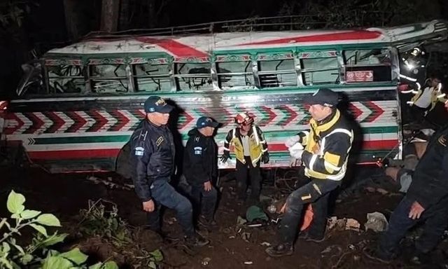 Hiện trường vụ xe buýt lao xuống khe núi, ít nhất 15 người tử vong thương tâm ở Guatemala